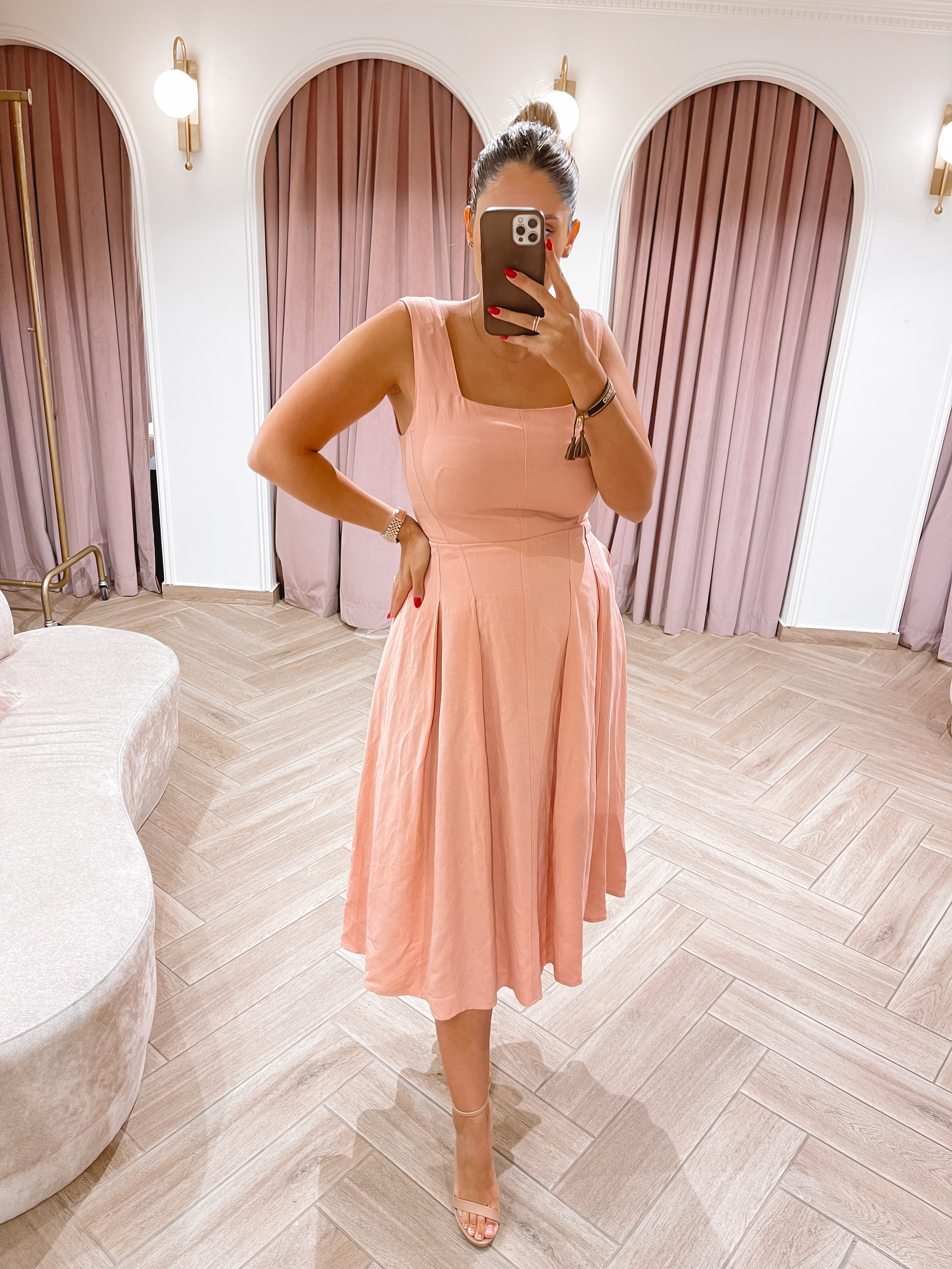 שמלה ורודה מידי