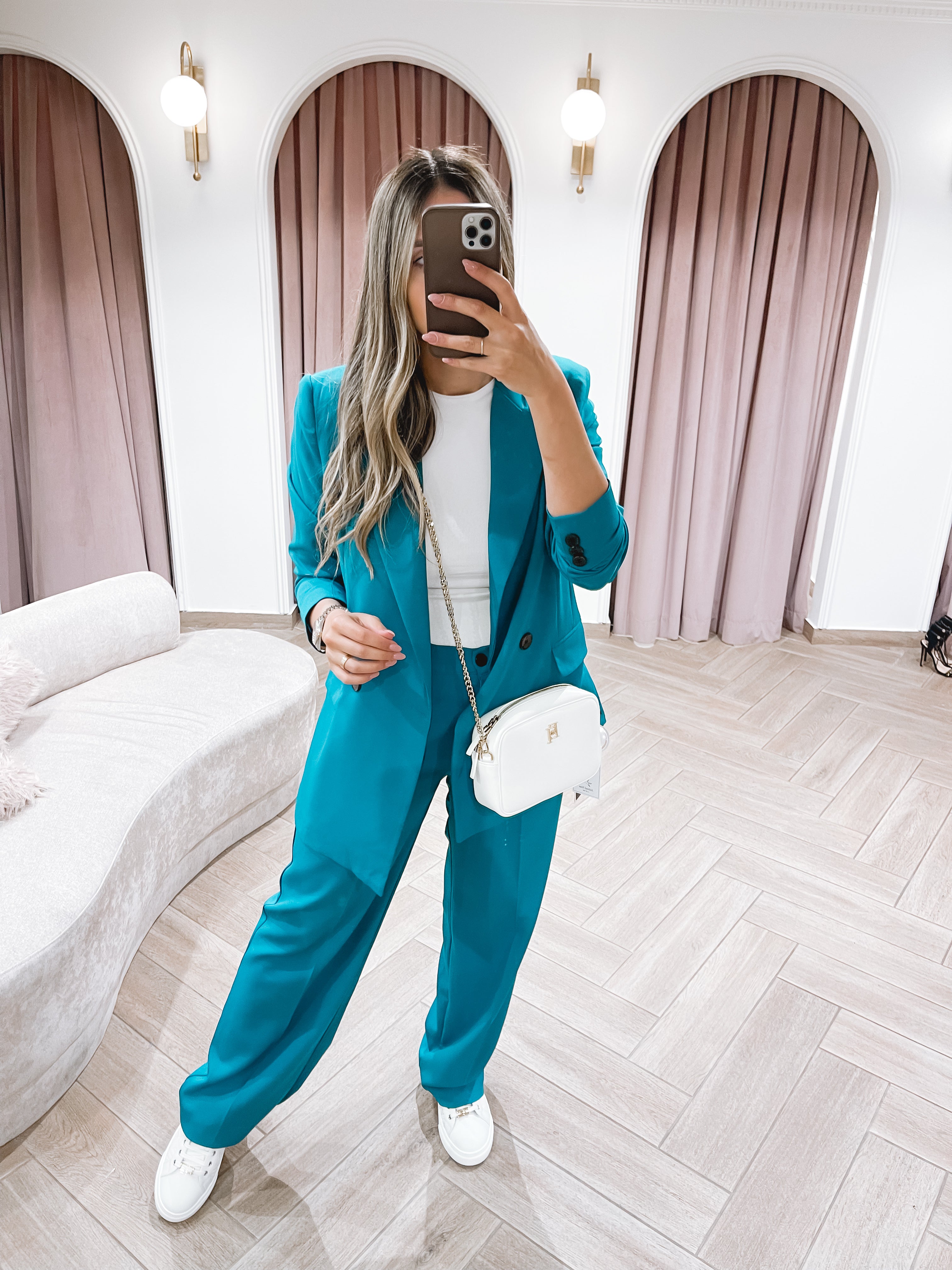 חליפה עם כפתורים שחורים