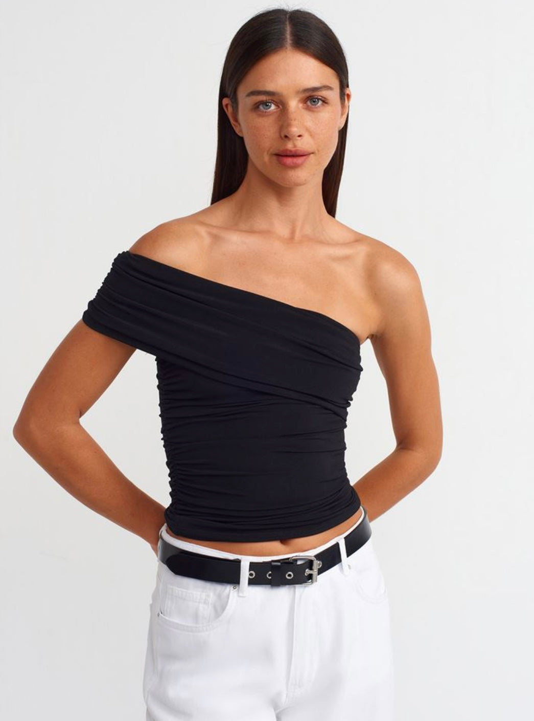 חולצה כיווצים כתף אחד