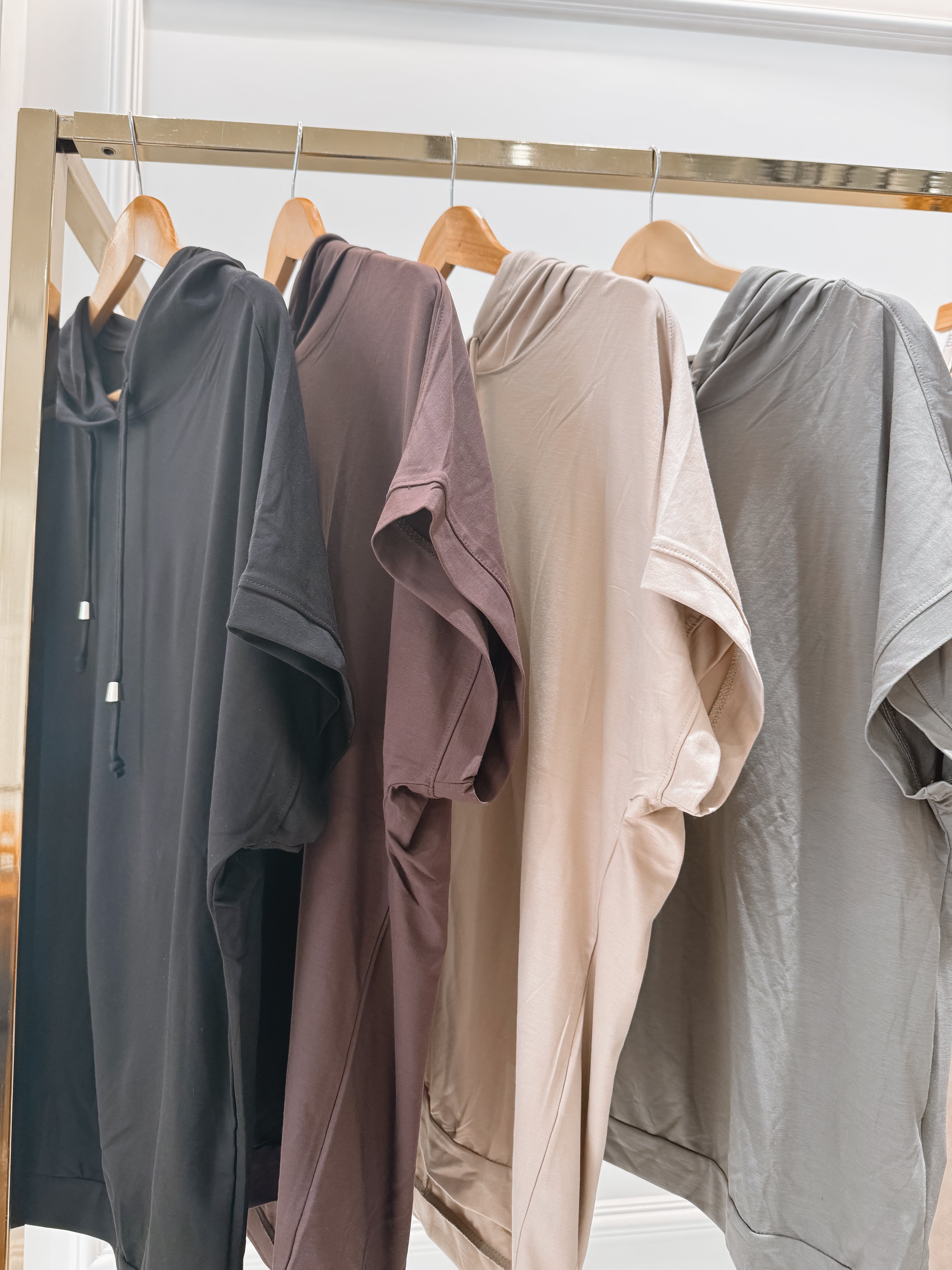 חולצה עם כובע לייקרה