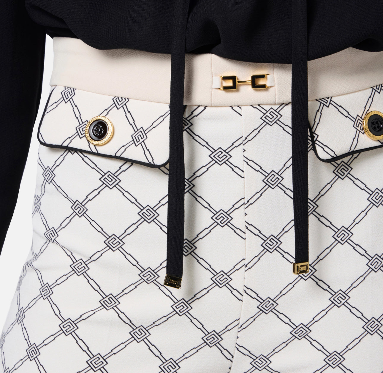 Trousers in crêpe fabric with diamond print