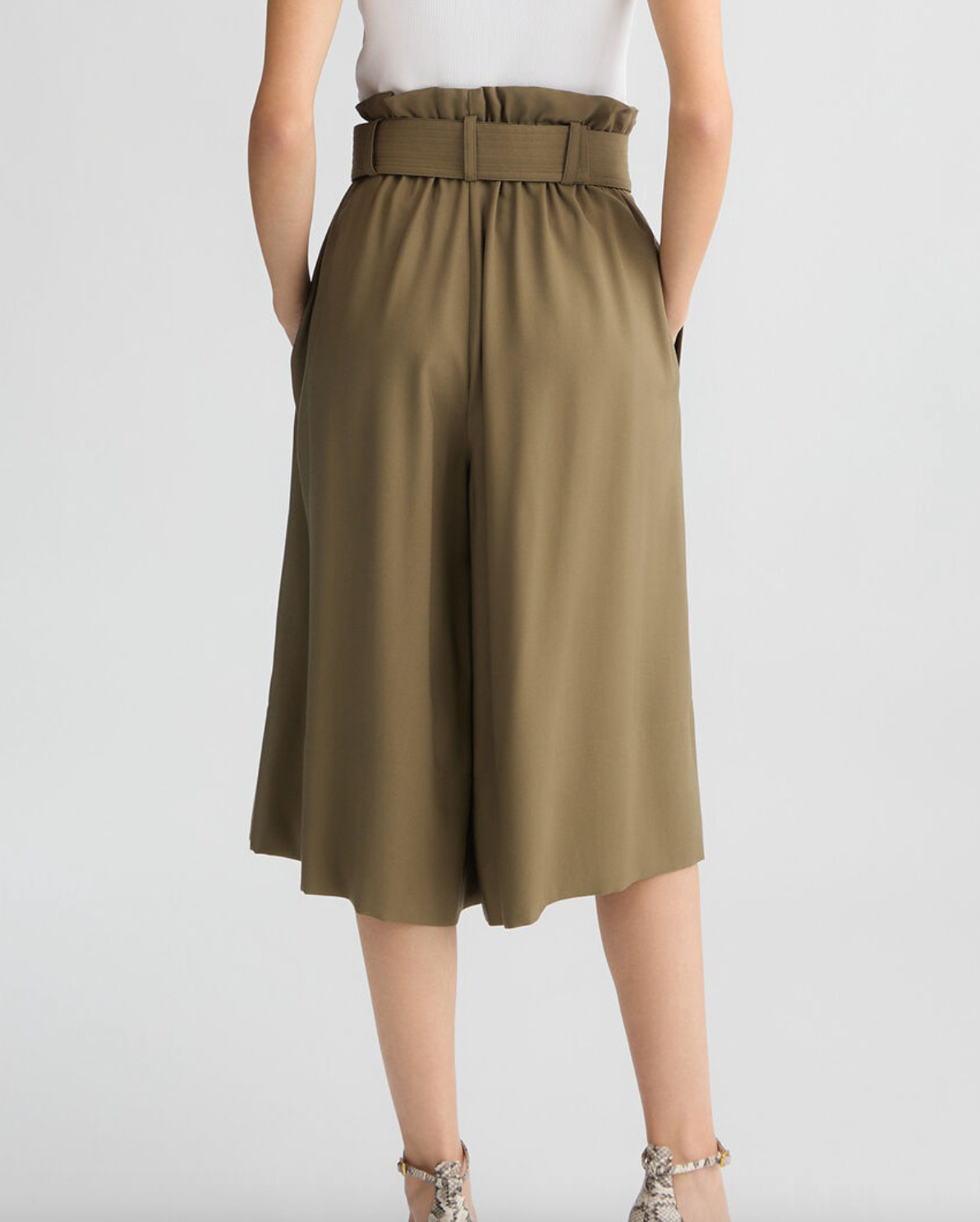 Bermuda shorts with belt