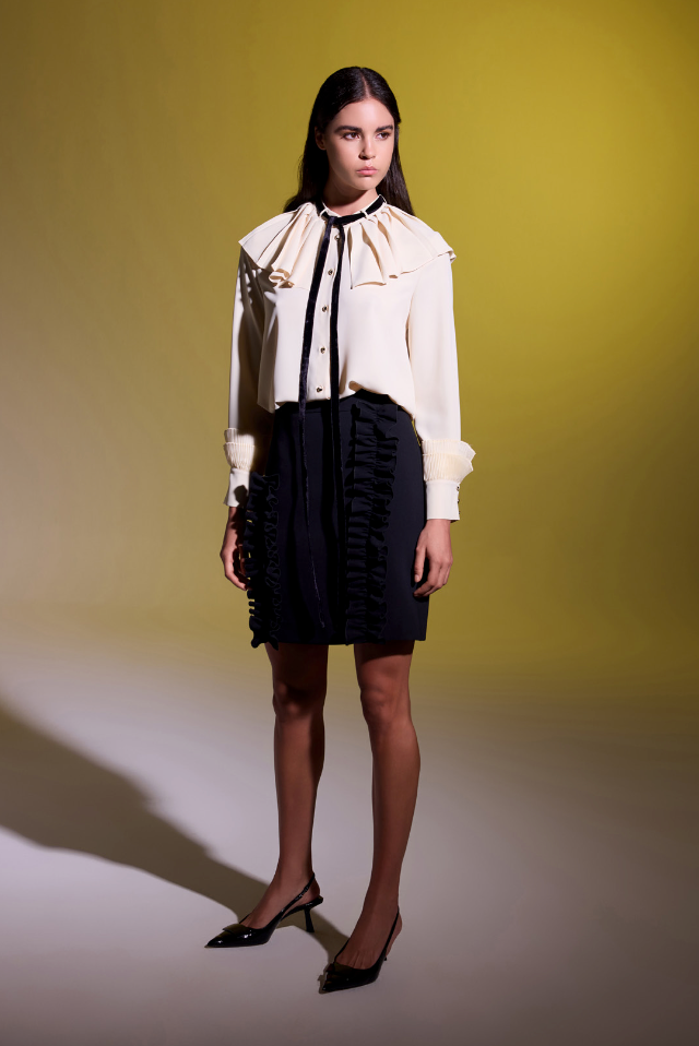 Blouse with black ribbon