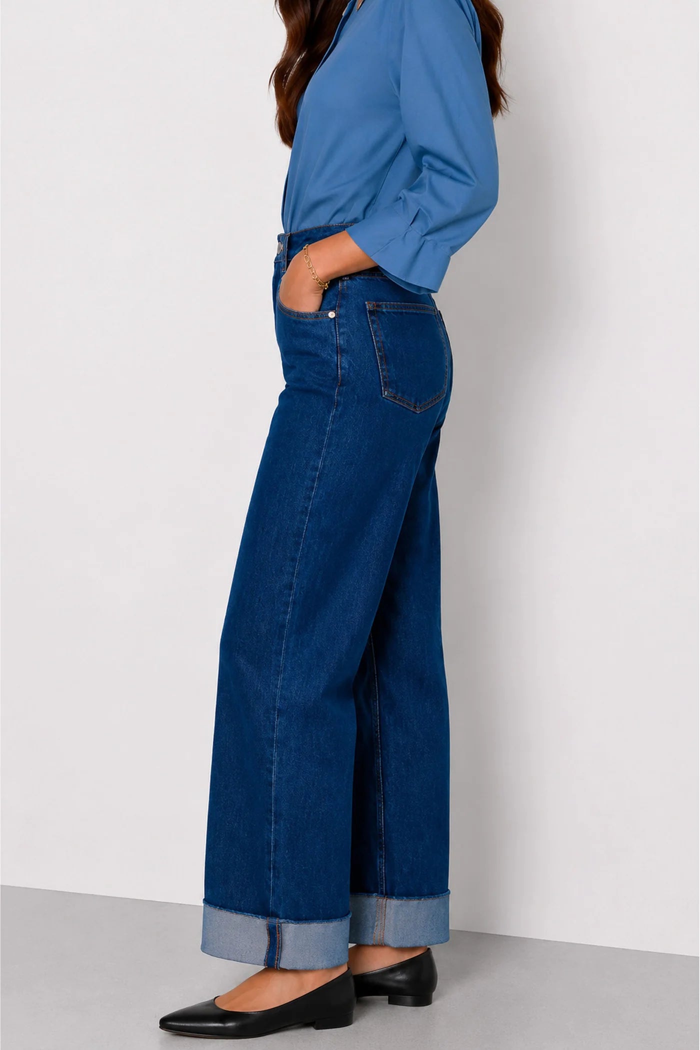 Wide-leg cotton jeans with a high waist and turn-ups
