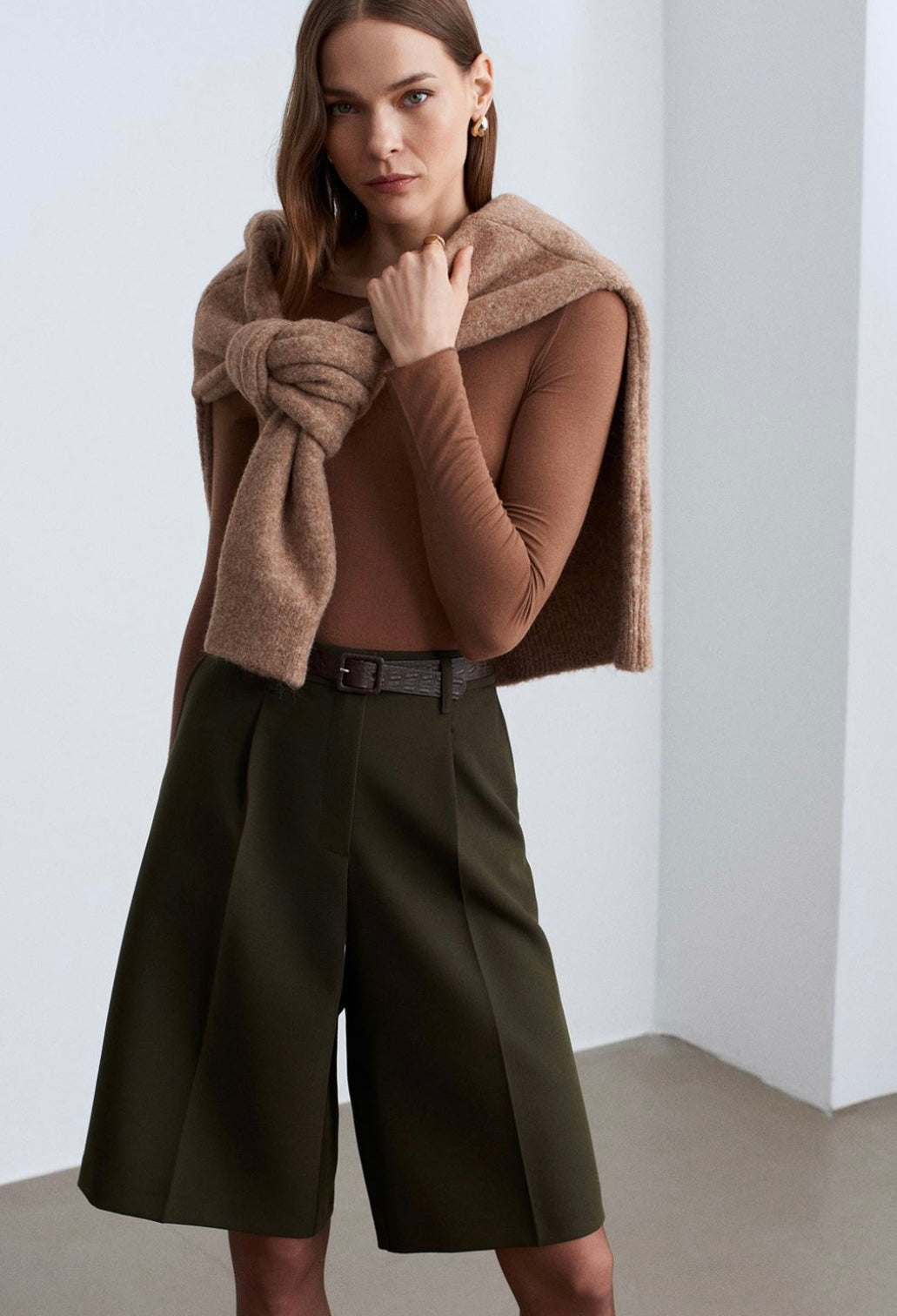 Barmuda with brown belt