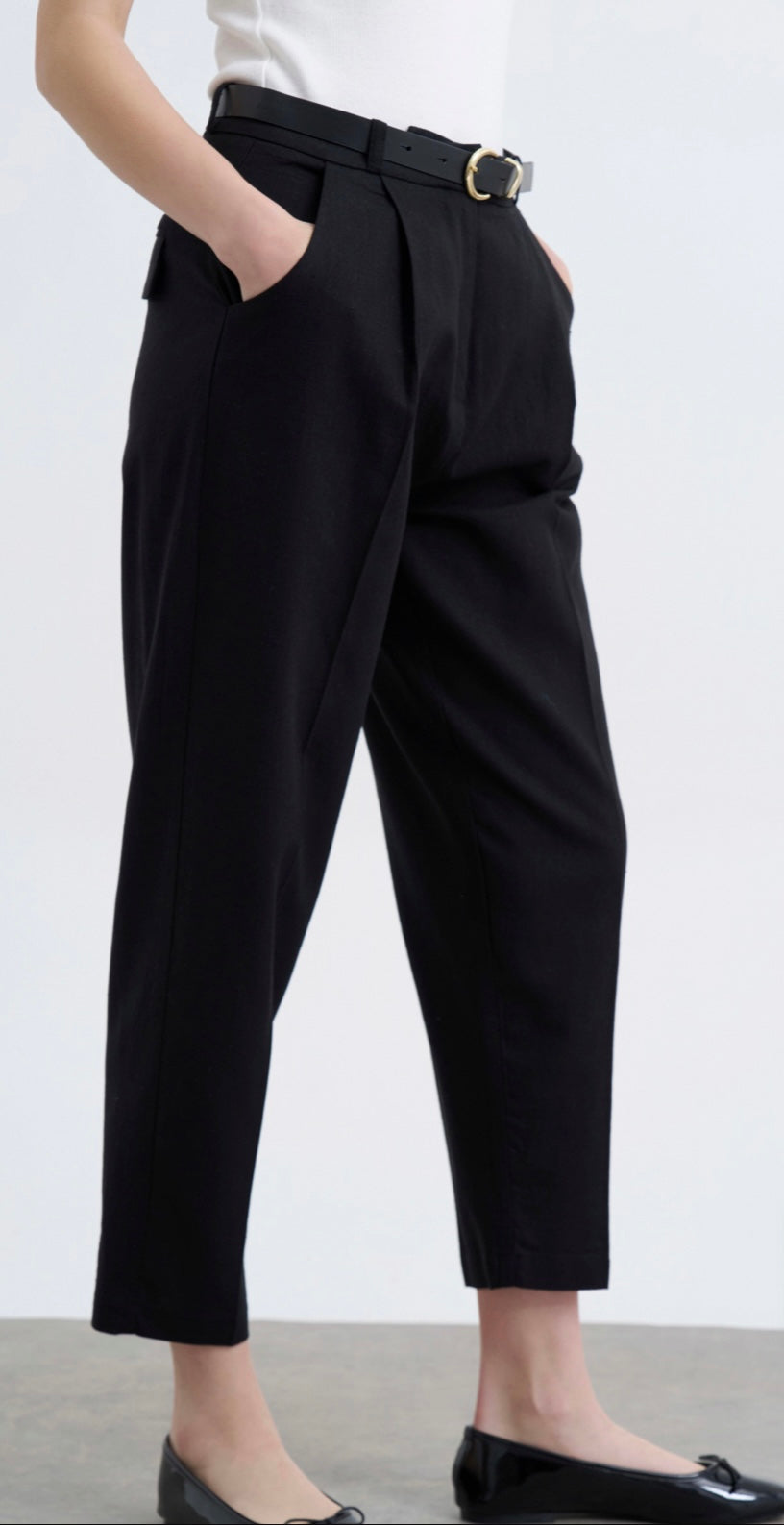 Linen trousers with black belt