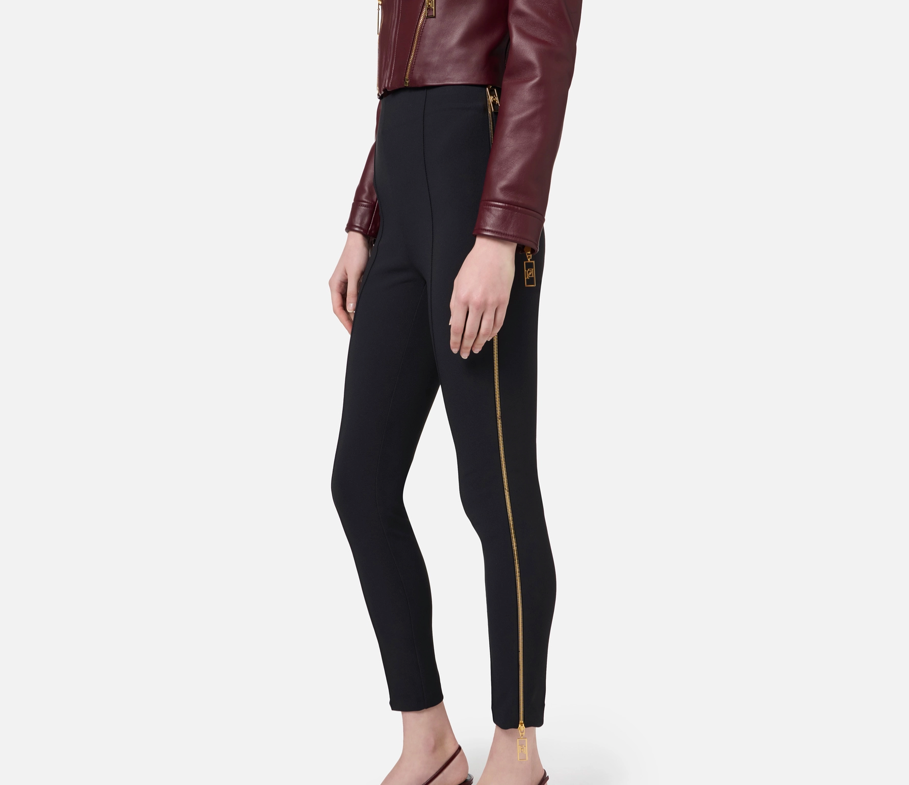 Straight trousers in stretch crêpe fabric with zip