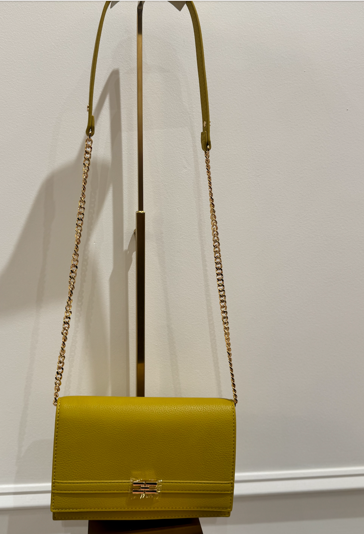 Shoulder bag with groumette chain