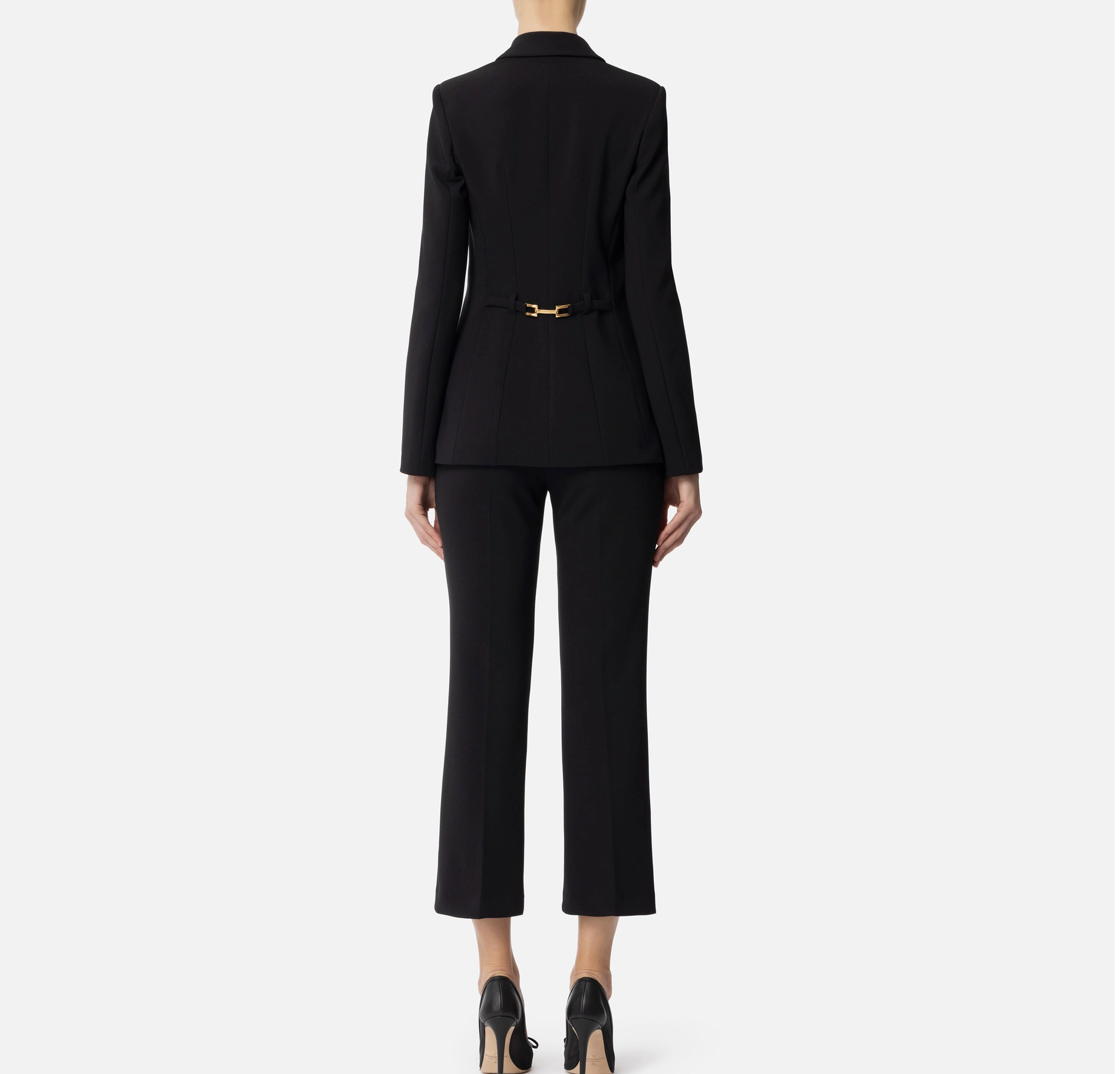 Single-breasted women’s suit in crêpe fabric