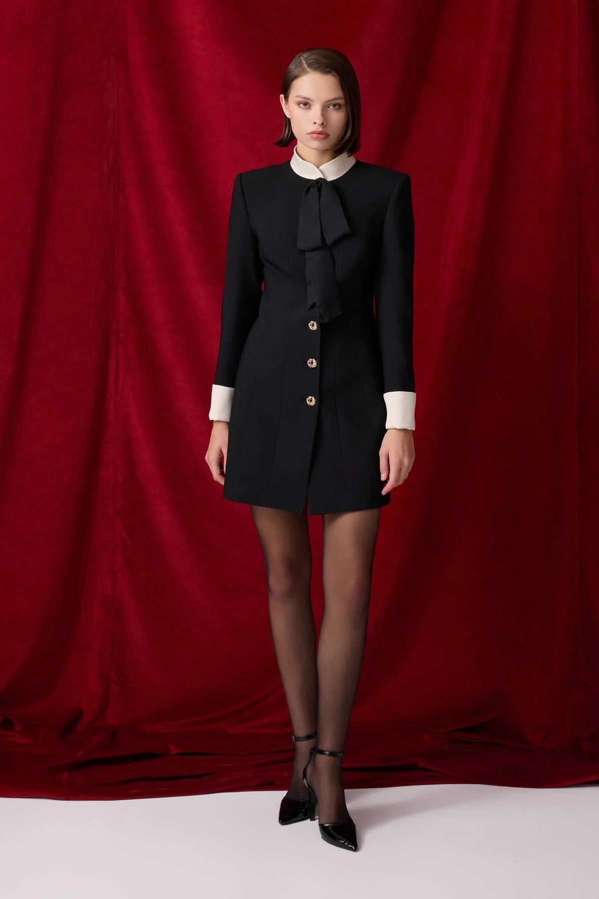 Classic dress with buttons and ribbon