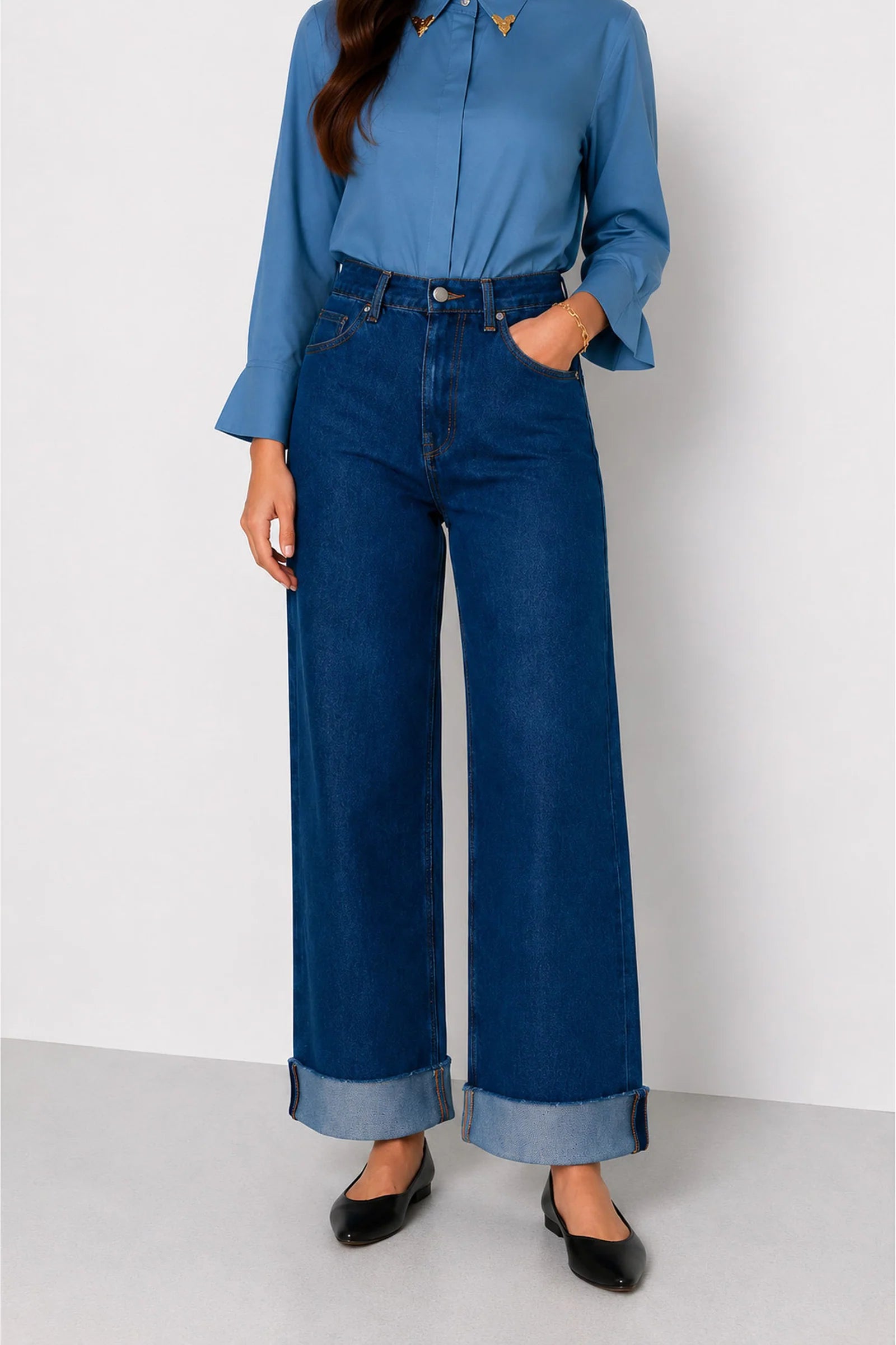 Wide-leg cotton jeans with a high waist and turn-ups