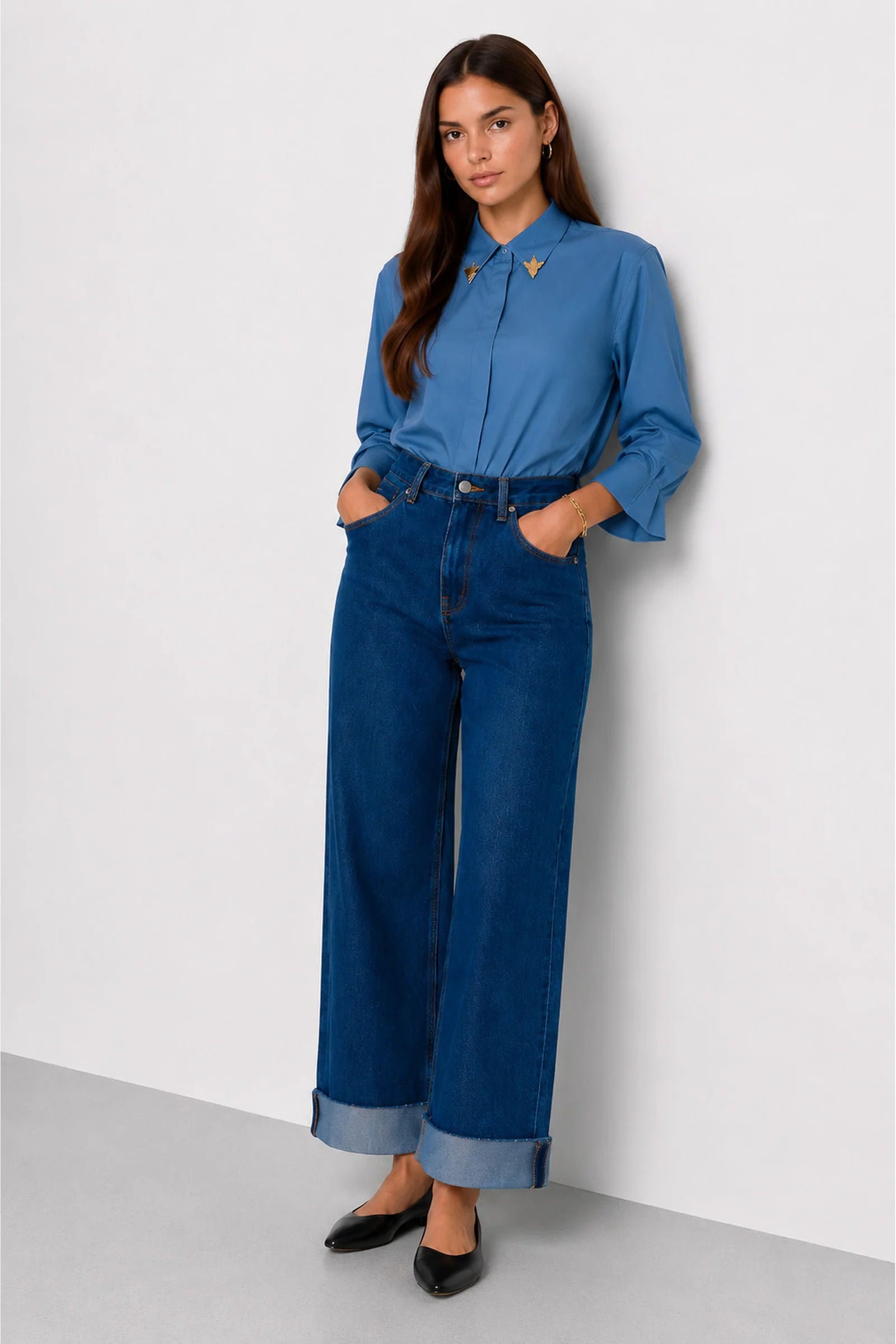 Wide-leg cotton jeans with a high waist and turn-ups