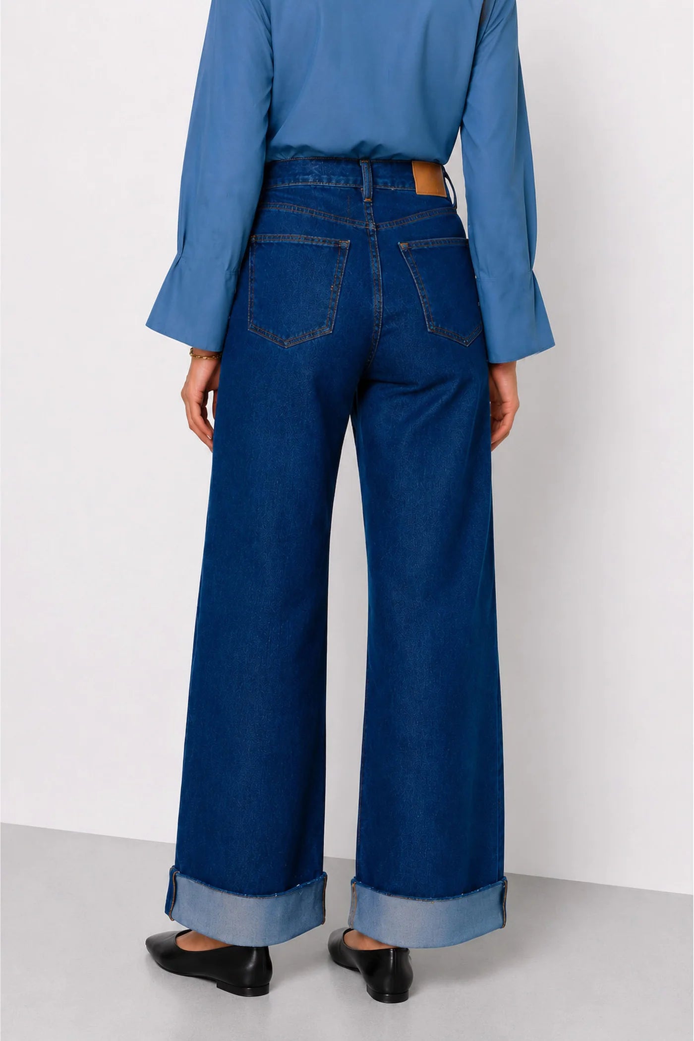 Wide-leg cotton jeans with a high waist and turn-ups