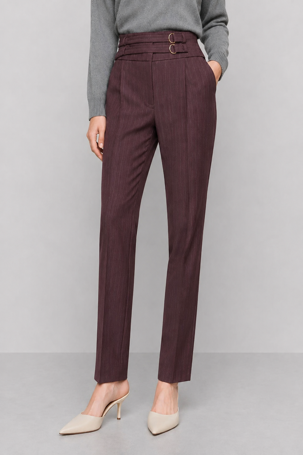 High-waisted trousers with buckles