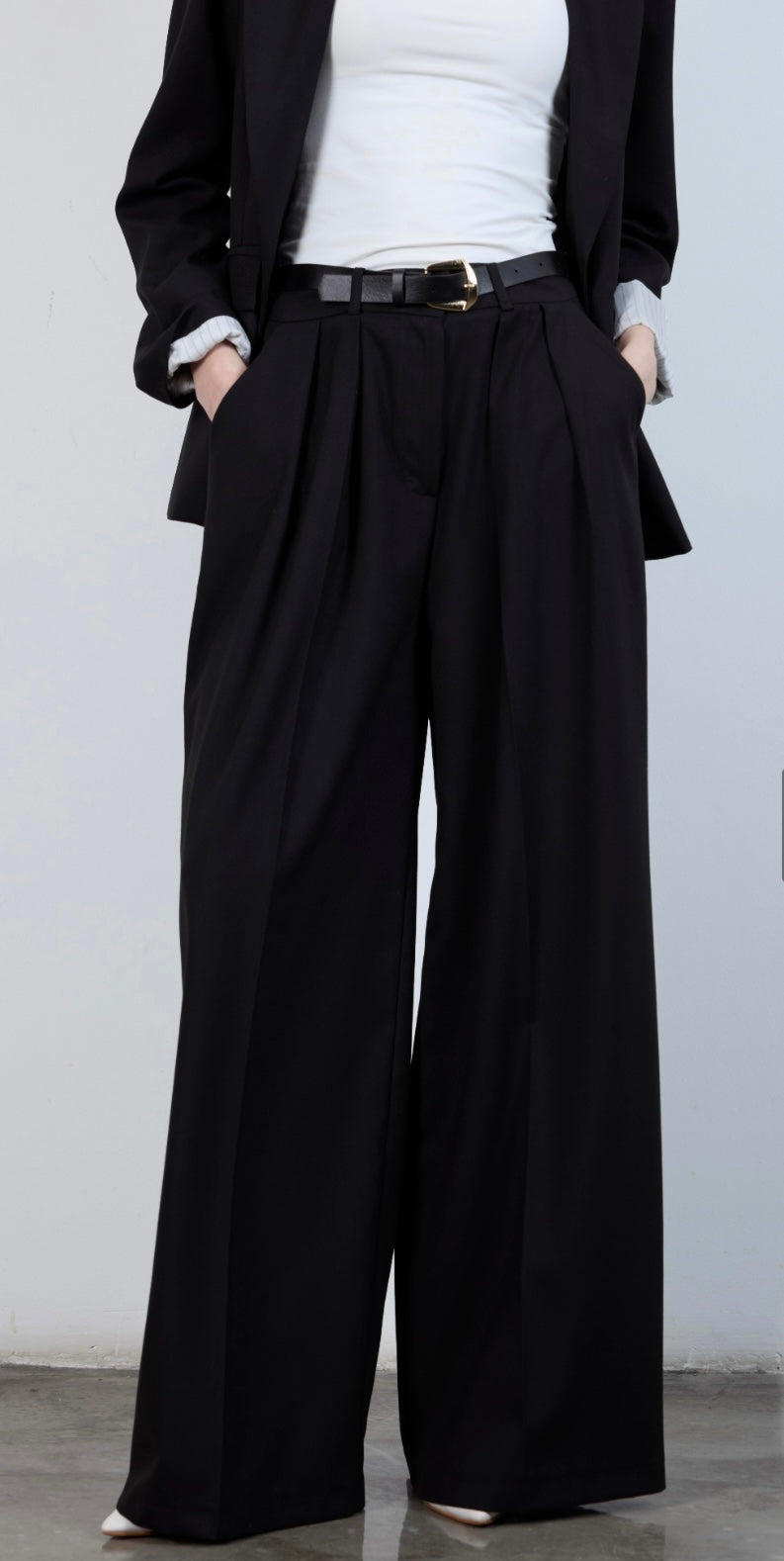Extra wide pants with black belt