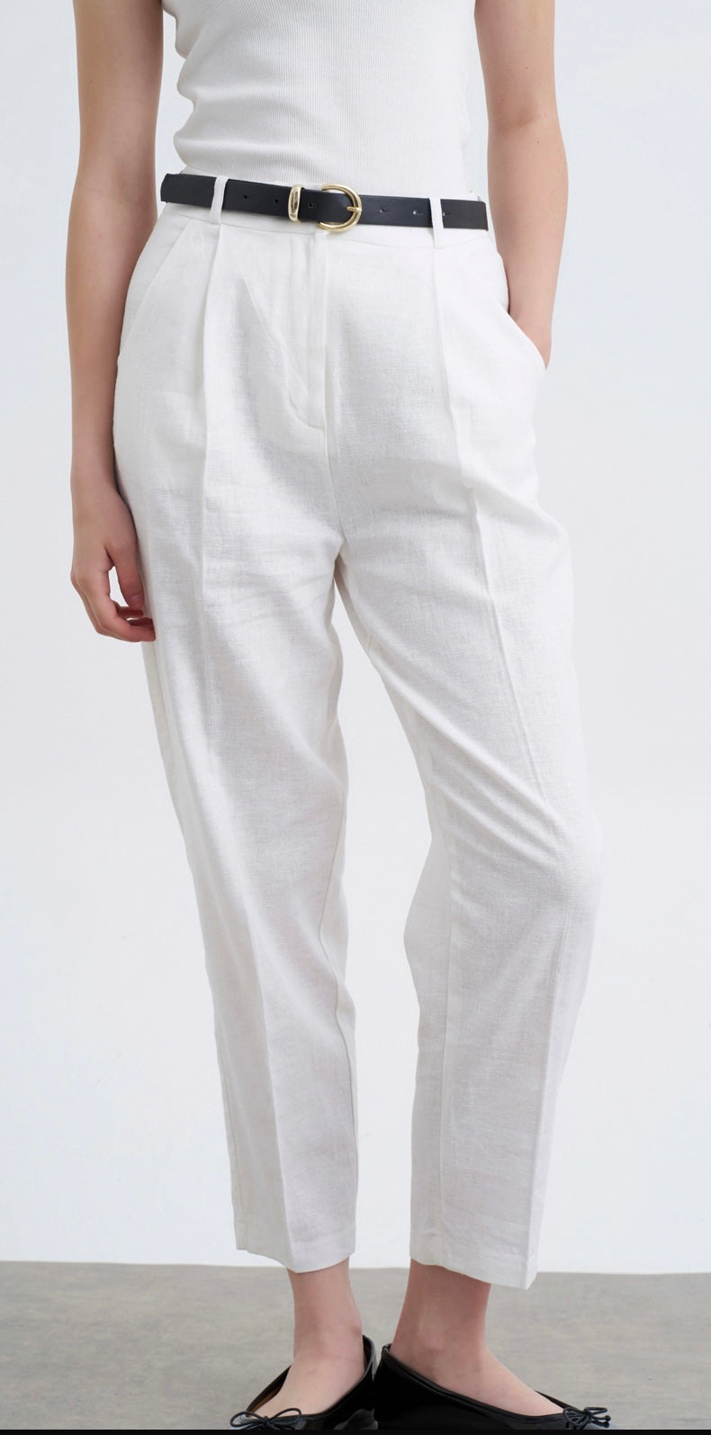 Linen trousers with black belt