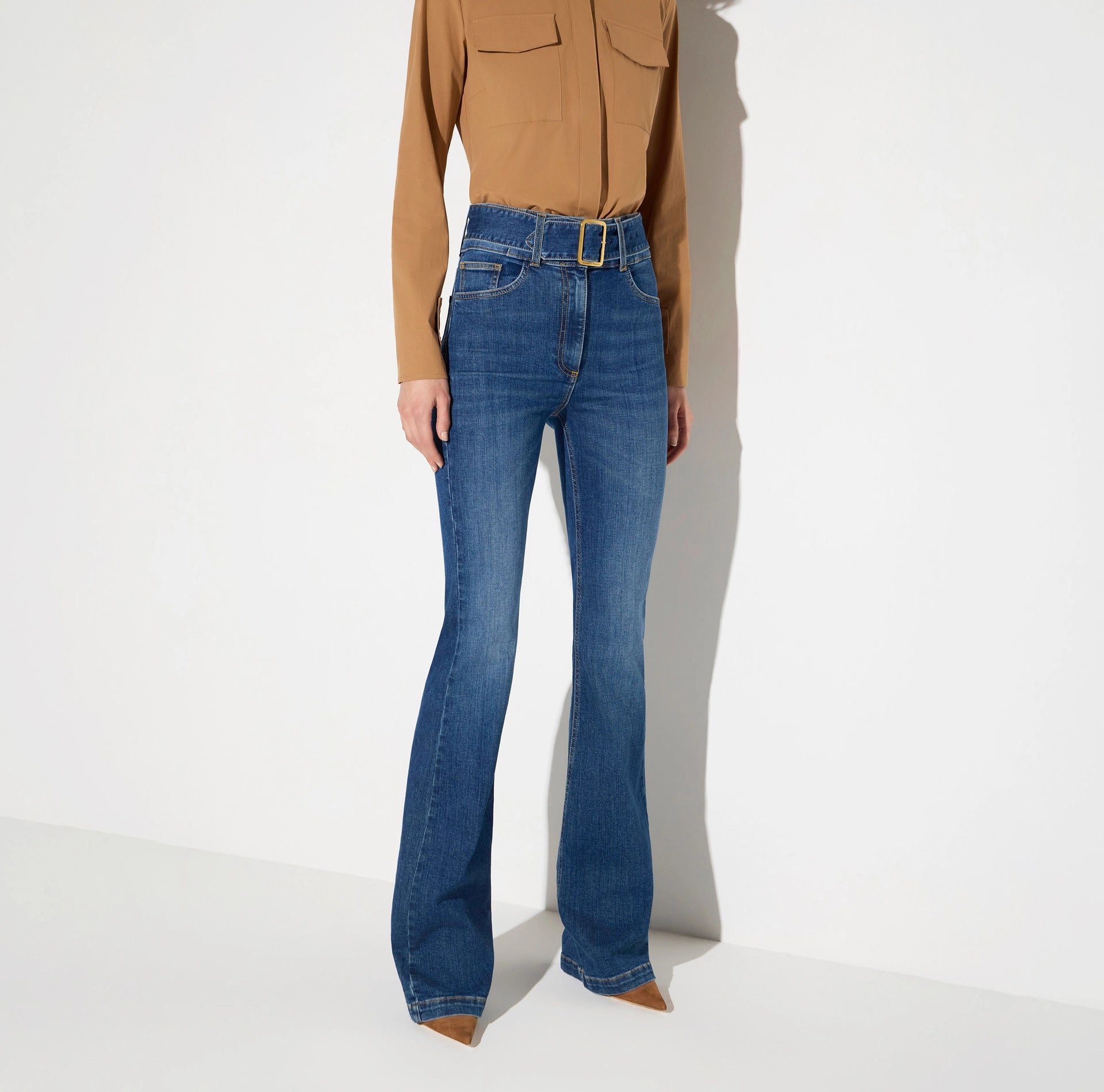 Boot-cut jeans with belt